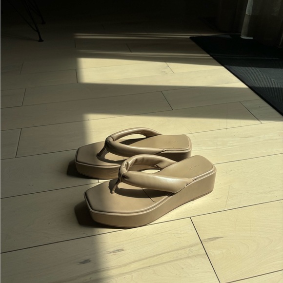 selling these oak+fort sandals! - Picture 2 of 3